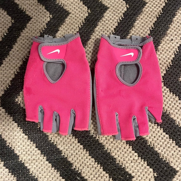 Nike Accessories - Nike workout gloves